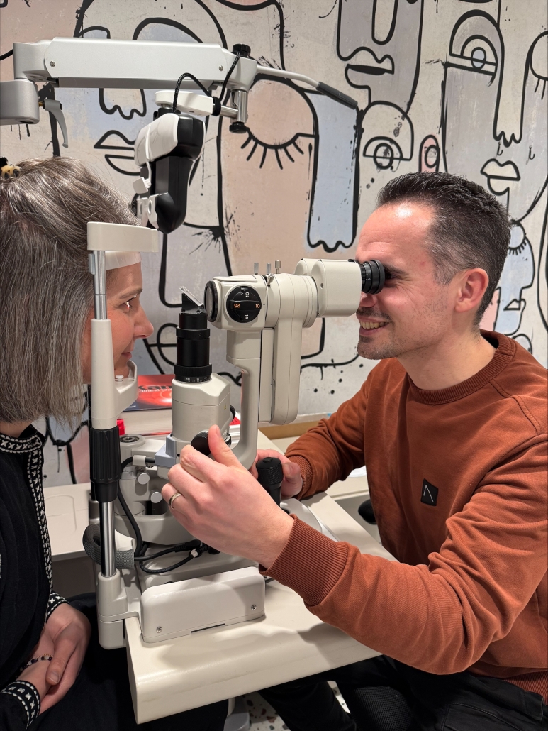 Optometrist Chris voor een optometrie oogonderzoek zonder verwijzing